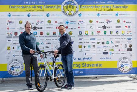 Ekipa kolesarjev v okviru projekta Dobrodelno okrog Slovenije tudi v Kamniku 3